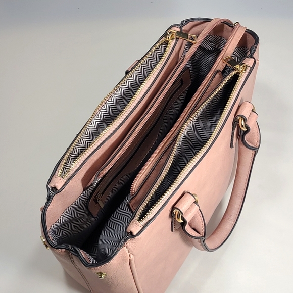 Isabelle Purse - Picture 5 of 11